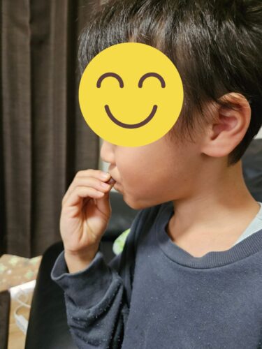 セノッピーグミを食べる長男